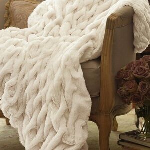 Luxurious faux fur Throw Blanket